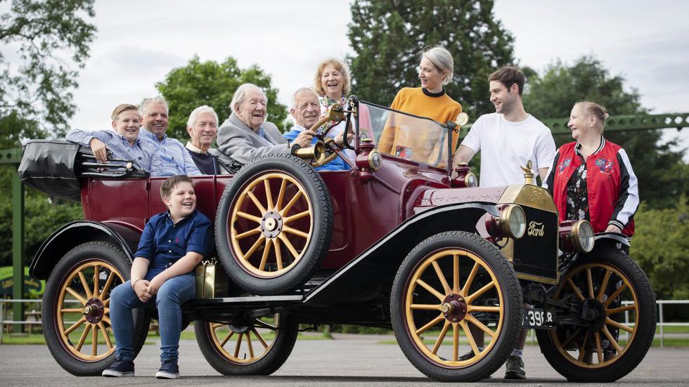 Παππούς 101 ετών από Ford Model T «βόλταρε» με Mustang Mach-E